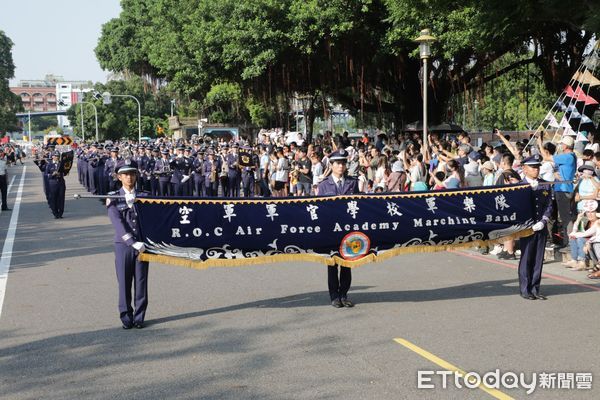 ▲台南水交社文化園區年度盛事—晴空藝術節，最受矚目的「晴空大遊行」於10日活動首日熱鬧登場。（圖／記者林東良翻攝，下同）