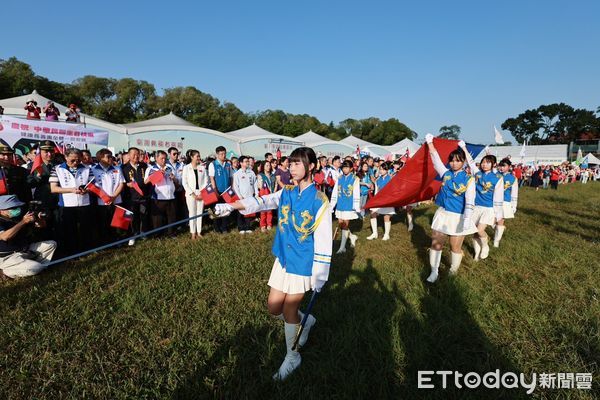 ▲5000人齊聚南投茶博會場升旗，高呼中華民國生日快樂。（圖／南投縣政府提供，下同）