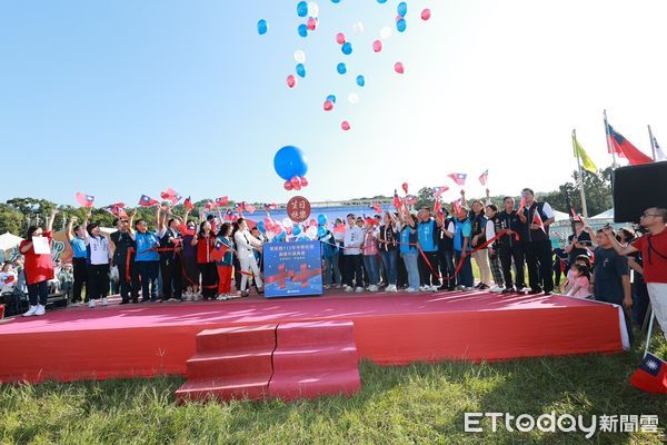 ▲5000人齊聚南投茶博會場升旗，高呼中華民國生日快樂。（圖／南投縣政府提供）