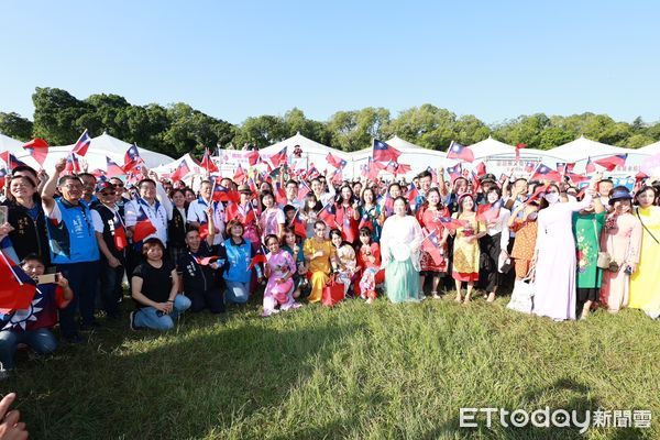 ▲5000人齊聚南投茶博會場升旗，高呼中華民國生日快樂。（圖／南投縣政府提供）