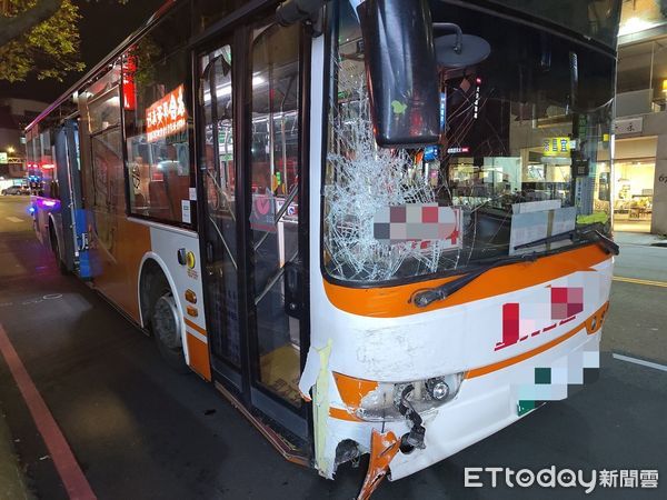 ▲▼柳男闖紅燈遭公車攔腰撞上，車旋轉90撞進家具店騎樓。（圖／記者陸運陞翻攝）