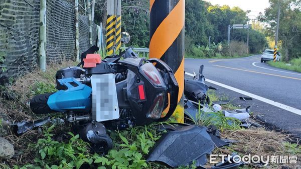 ▲▼      苗栗男大生載同學回宿舍，自撞電桿雙亡       。（圖／記者楊永盛翻攝）