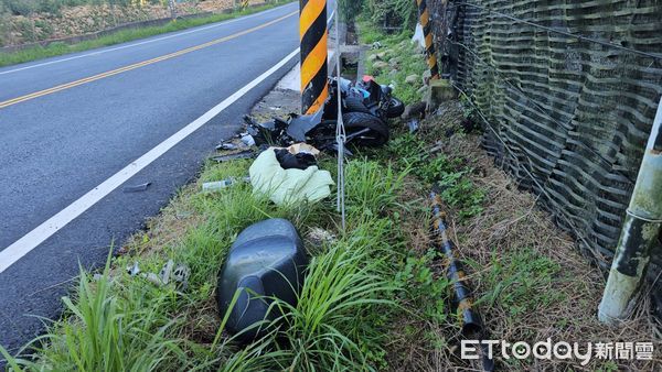 ▲▼      苗栗男大生載同學回宿舍，自撞電桿雙亡       。（圖／記者楊永盛翻攝）