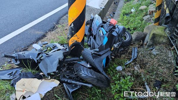 ▲▼      苗栗男大生載同學回宿舍，自撞電桿雙亡       。（圖／記者楊永盛翻攝）