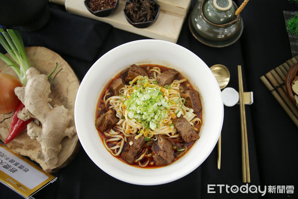 ▲岩漿火鍋「岩漿蔥燒牛肉麵」。（圖／台北市商業處）