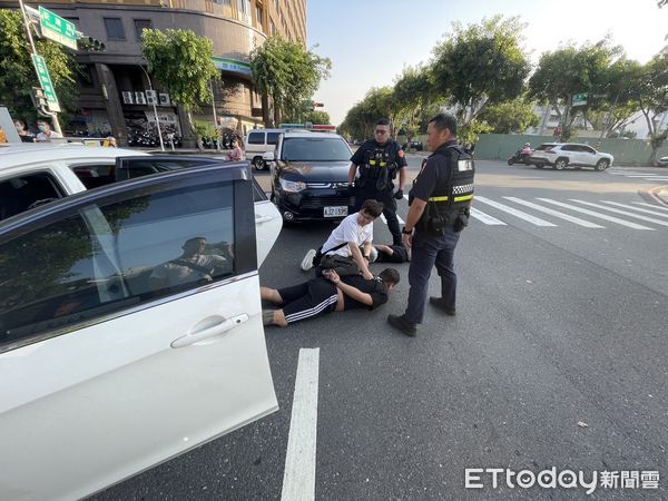 ▲台南一名女子在社群軟體FB上誤信詐騙集團，以高獲利話術投資虛擬貨幣665餘萬元，後來欲出金遭詐騙集團以需「交付保證金」藉故拖延，警方於10日下午查獲取款車手。（圖／記者林東良翻攝，下同）