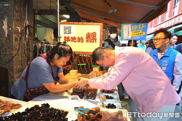 ▲罷免投票倒數2天 謝國樑偕藍委七堵南興市場掃街。（圖／記者郭世賢翻攝）