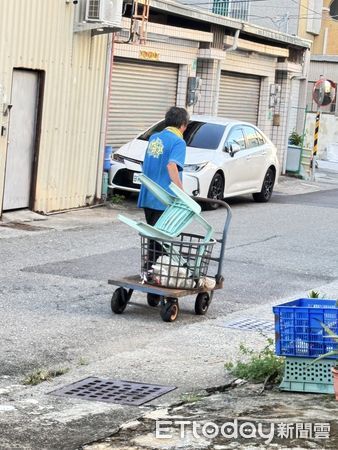 ▲台南市議員蔡麗青經社群群友反應，安南區有一位撿資源回收的阿伯，因鞋不合腳還因而跌倒受傷，蔡麗青除買鞋相送，並連換4次才成功「合腳」。（圖／記者林東良翻攝，下同）