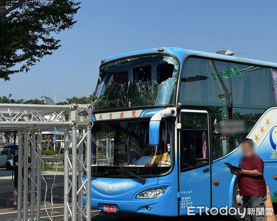 ▲國慶焰火市集拱門遭遊覽車撞倒，幸車上十多名學童均未受傷。（圖／記者蔡佩旻翻攝）