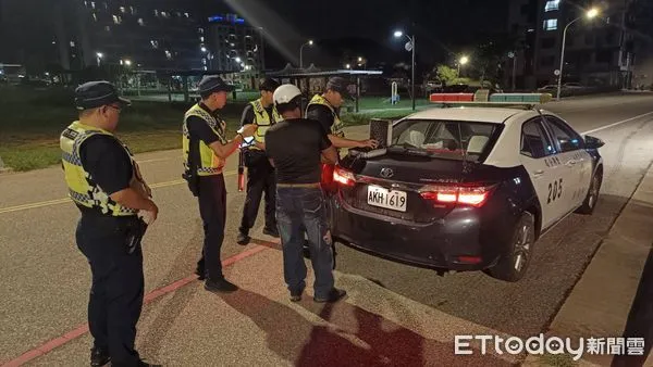 ▲▼金門警取締違法懸掛車牌             。（圖／記者葉建雄翻攝）