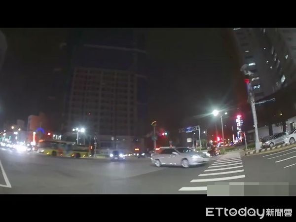 ▲▼巨業撞死東海女大生9天後，又在警察面前闖紅燈，警方積極向公車司機宣導交通安全觀念。（圖／民眾提供，下同）