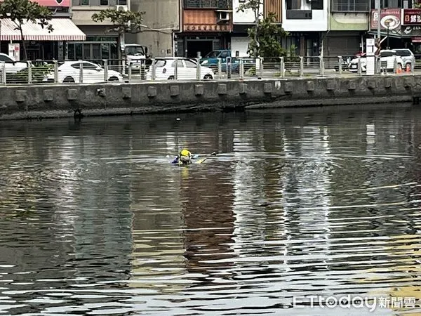 ▲台南市安平區慶平路台南運河，11日下午1時33分許，有民眾報案指稱有人落水，消防人員救起落水女子送醫救治。（圖／民眾提供）