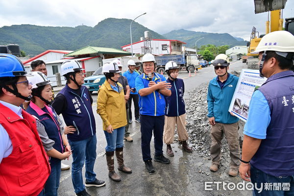 ▲台東縣長饒慶鈴、立委黃建賓親赴災區會勘。（圖／記者楊漢聲翻攝）