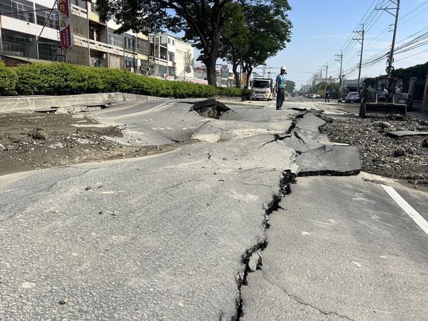 ▲彰化花壇台1線自來水管爆炸。（圖／民眾提供）