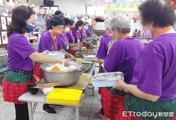 ▲台南市長黃偉哲特地向全市長者送上重陽祝褔，除祝褔重陽節快樂外也期許長輩們都能「健康呷二百」。（圖／記者林東良翻攝，下同）