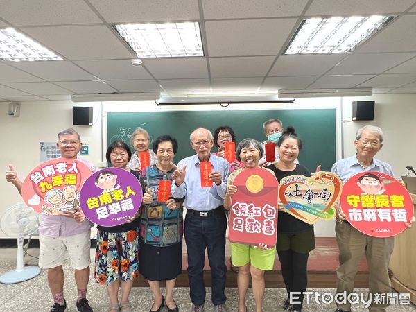 ▲台南市長黃偉哲特地向全市長者送上重陽祝褔，除祝褔重陽節快樂外也期許長輩們都能「健康呷二百」。（圖／記者林東良翻攝，下同）