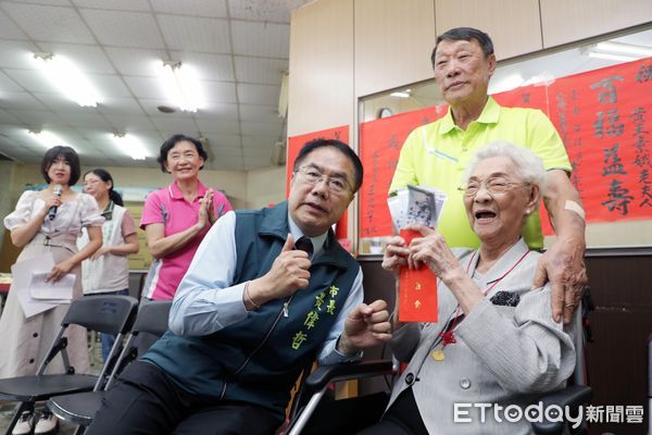 ▲台南市長黃偉哲特地向全市長者送上重陽祝褔，除祝褔重陽節快樂外也期許長輩們都能「健康呷二百」。（圖／記者林東良翻攝，下同）