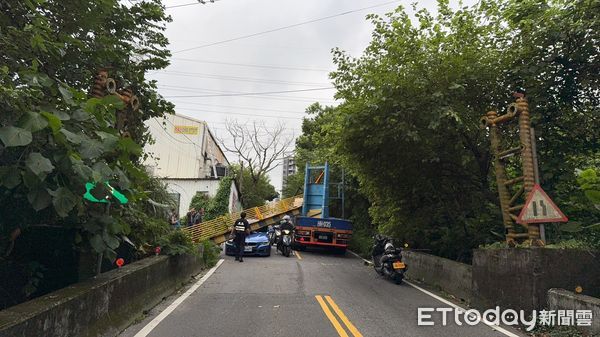 ▲▼大貨車未注意限高，撞倒路面限高鐵門桿，再壓到路過BMW小客車             。（圖／記者陸運陞翻攝）