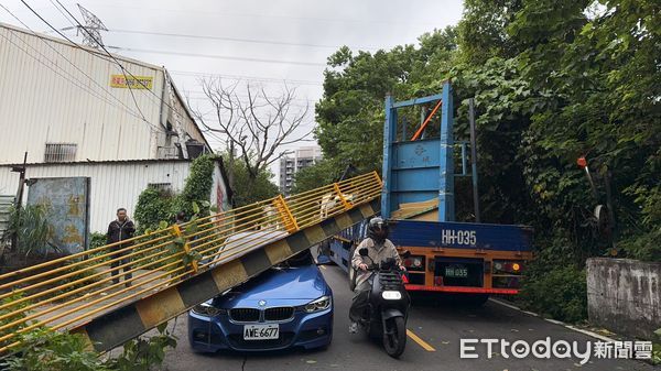 ▲▼大貨車未注意限高，撞倒路面限高鐵門桿，再壓到路過BMW小客車             。（圖／記者陸運陞翻攝）