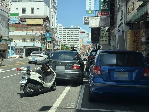 ▲▼台南議員目睹違停氣炸！祭出「1000元檢舉獎金」1條件給2000元。（圖／翻攝林依婷臉書）