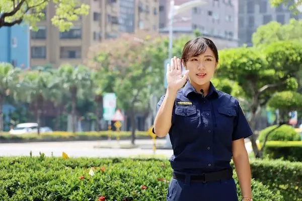 網紅「飛天小女警」蔡玉貝曾替市警局拍攝交安宣導短片，外型吸引網友關注。（高雄市新聞局提供）