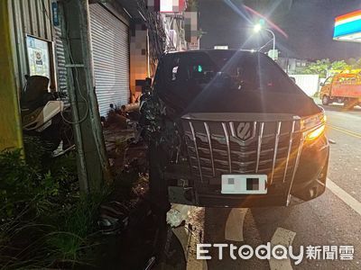 新北男撿麵包「阿法」衝路旁！撞斷電桿+6機車　車頭半毀慘狀曝