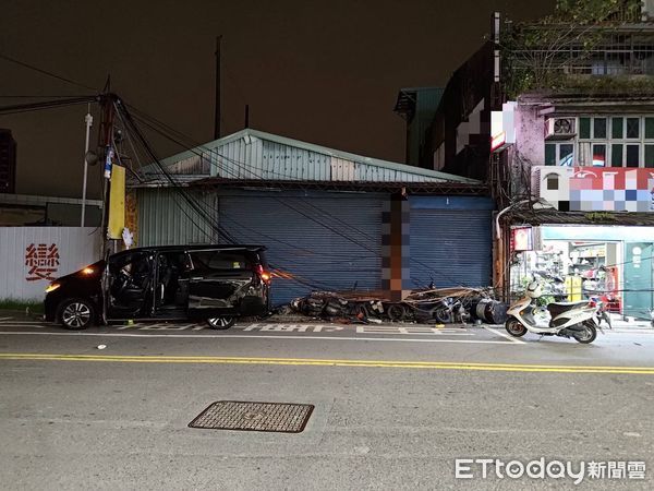 ▲▼葉男開阿法為了撿麵包，撞斷電線桿跟6部機車             。（圖／記者陳以昇翻攝）