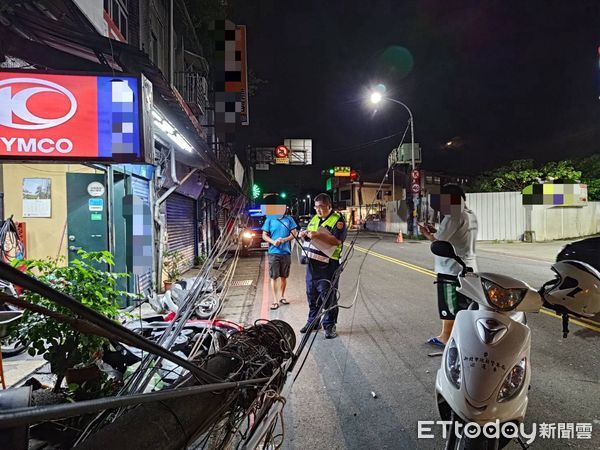 ▲▼葉男開阿法為了撿麵包，撞斷電線桿跟6部機車             。（圖／記者陳以昇翻攝）