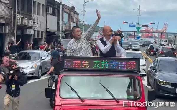 ▲▼    韓國瑜陪同謝國樑車掃。（圖／國民黨基隆市黨部提供）