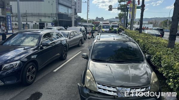 ▲▼北市新莊區中正路與新樹路口旁加油站前發生車禍。（圖／記者陳以昇攝）