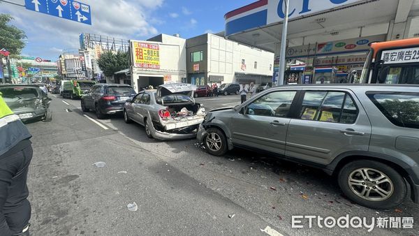 ▲▼北市新莊區中正路與新樹路口旁加油站前發生車禍。（圖／記者陳以昇攝）