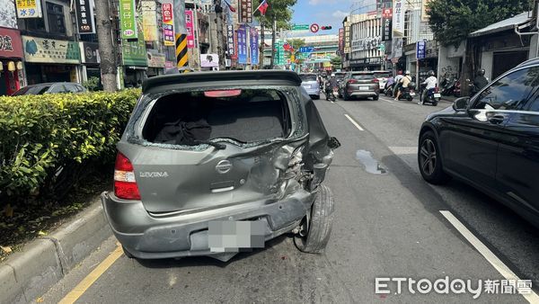 ▲▼北市新莊區中正路與新樹路口旁加油站前發生車禍元。（圖／記者陳以昇攝）