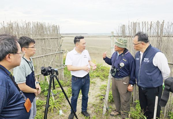 ▲桃園市副市長蘇俊賓視察桃園沿海小燕鷗復育棲息地復育情況。（圖／翻攝自蘇俊賓臉書）