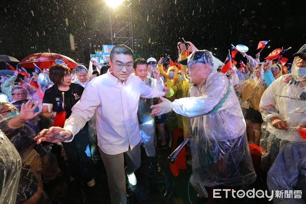 ▲謝國樑「一定出來投不同意罷免」選前之夜。（圖／記者郭世賢翻攝）