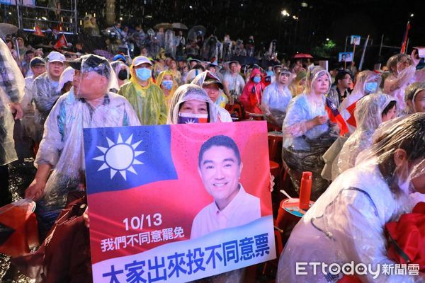 ▲謝國樑「一定出來投不同意罷免」選前之夜。（圖／記者郭世賢翻攝）