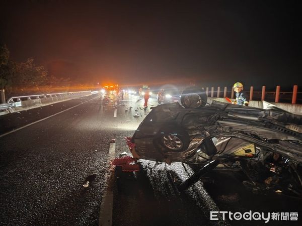 ▲▼國道3號南下路段發生恐怖車禍。（圖／記者蔡佩旻翻攝）