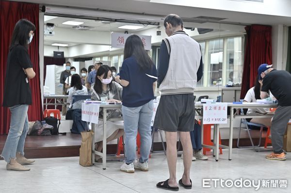 ▲▼基隆市長謝國樑罷免案今（13）日投票，民眾一早前往投票所投票,投票,選舉,民主,投票所,選票,選務,地方自治,間接民權,公投,票匭,政治,投票率,選情。（圖／記者李毓康攝）