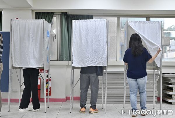 ▲▼基隆市長謝國樑罷免案今（13）日投票，民眾一早前往投票所投票,投票,選舉,民主,投票所,選票,選務,地方自治,間接民權,公投,票匭,政治,投票率,選情。（圖／記者李毓康攝）