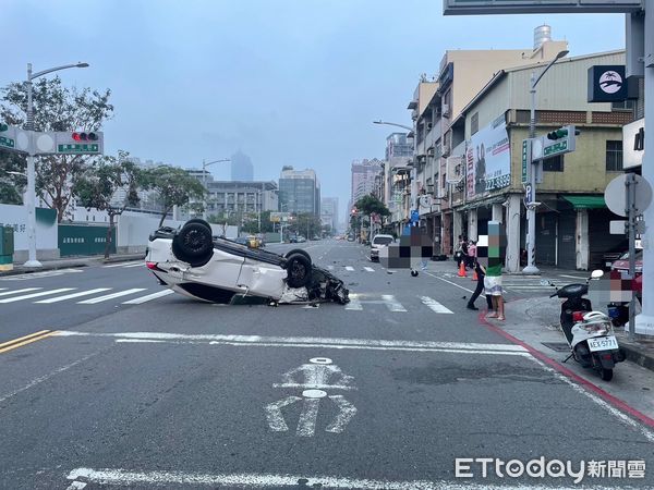 ▲轎車在擦撞路旁車輛之後，翻覆在路中間             。（圖／記者吳奕靖翻攝）