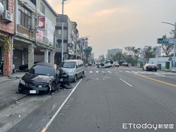 ▲轎車在擦撞路旁車輛之後，翻覆在路中間             。（圖／記者吳奕靖翻攝）