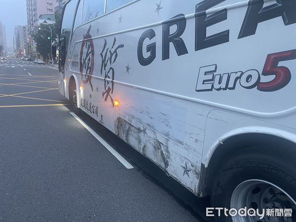 ▲轎車在擦撞路旁車輛之後，翻覆在路中間             。（圖／記者吳奕靖翻攝）