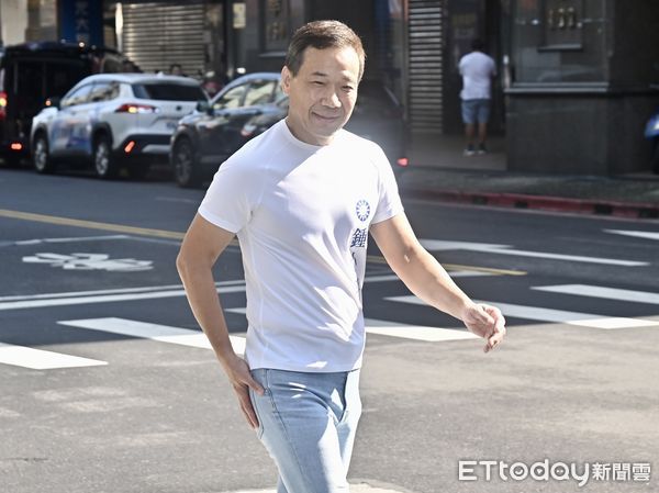▲基隆市長謝國樑罷免案今（13）日投票，市長謝國樑一早前往投票所投票，台北市議員鍾小平現身打氣。（圖／記者李毓康攝）