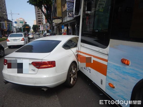 ▲▼獨／台中公車又出事！起步猛撞奧迪車身　司機放3包乖乖沒用。（圖／記者許權毅攝）