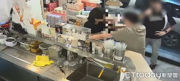 ▲陳嫌吸毒入侵飲料店內偷公仔遭店長壓制報警逮人。（圖／記者張君豪翻攝）