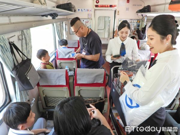 ▲▼「總統花車」以郵輪式列車形式，推出鐵道旅遊專案，10月、11月開放大眾搭乘，今日在花蓮車站首發。（圖／台鐵公司提供）