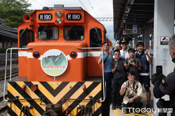 ▲▼「總統花車」以郵輪式列車形式，推出鐵道旅遊專案，10月、11月開放大眾搭乘，今日在花蓮車站首發。（圖／台鐵公司提供）