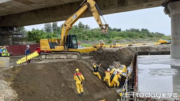 ▲▼     水箱車翻覆        。（圖／記者吳奕靖翻攝）