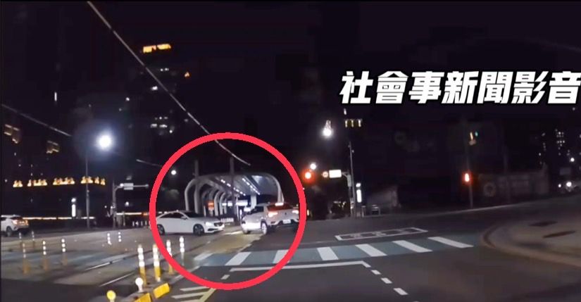 ▲▼ 休旅車搶快撞上賓士車，賓士車被撞到往後退到輕軌上，相當驚險            。（圖／翻攝自社會事新聞影音）