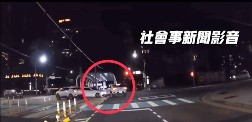 ▲▼ 休旅車搶快撞上賓士車，賓士車被撞到往後退到輕軌上，相當驚險            。（圖／翻攝自社會事新聞影音）