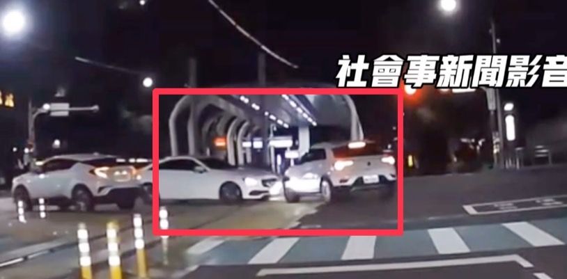 ▲▼ 休旅車搶快撞上賓士車，賓士車被撞到往後退到輕軌上，相當驚險            。（圖／翻攝自社會事新聞影音）